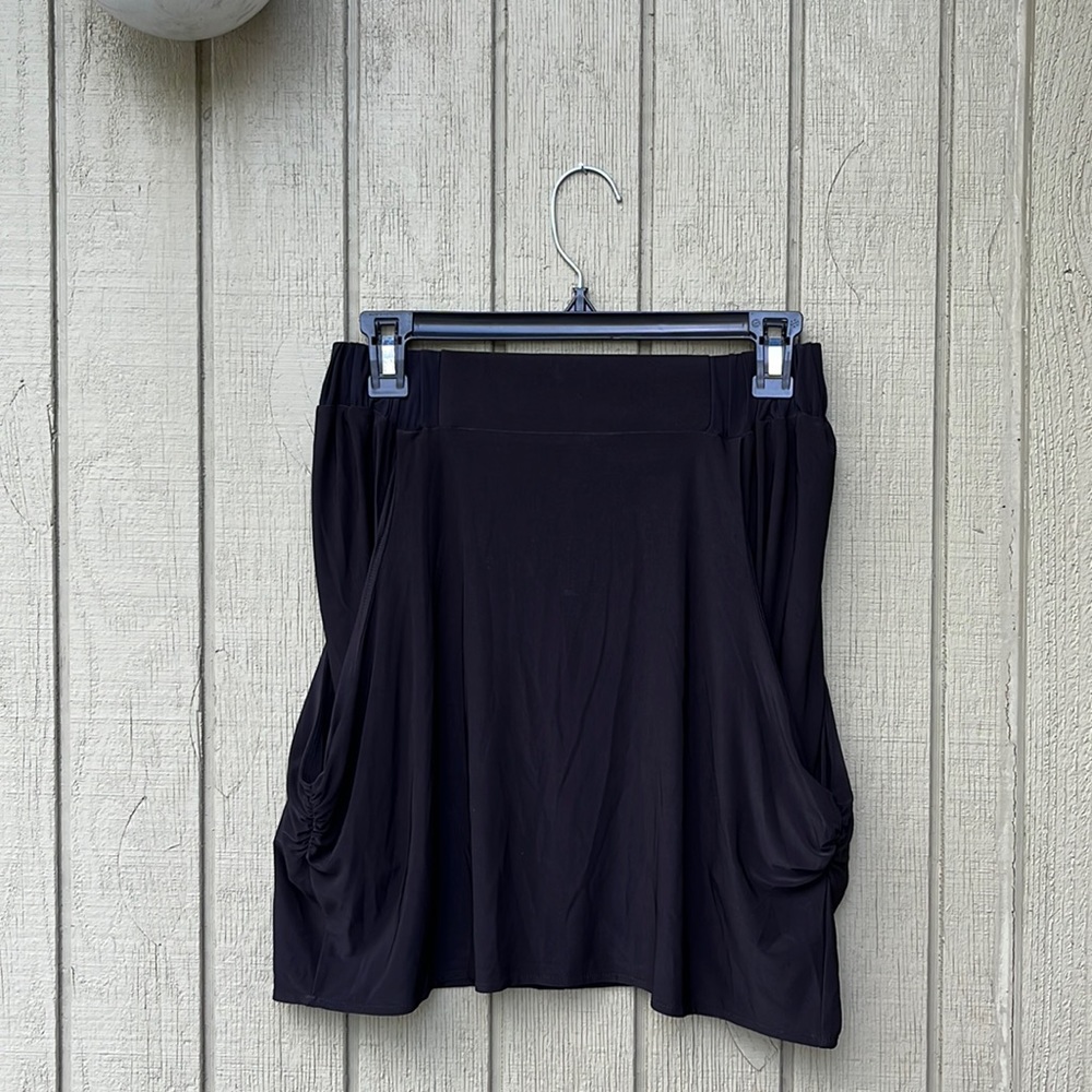Black skirt where to pick pockets